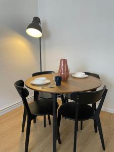 a table with two chairs and a table with a lamp at Schöne Erdgeschoss-Wohnung in Bremen in Bremen
