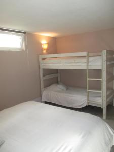 Poschodová posteľ alebo postele v izbe v ubytovaní Like Home