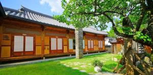 Hanok Gotaek Goeul外面的花园