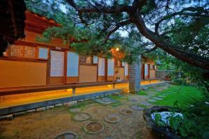 Hanok Gotaek Goeul外面的花园