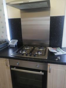 A cozinha ou kitchenette de Fully refurbished holiday Chalet in withernsea