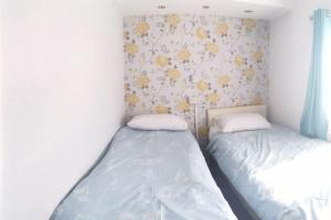 Uma cama ou camas num quarto em Fully refurbished holiday Chalet in withernsea