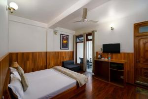 Hotel Kullu Valley的电视和/或娱乐中心