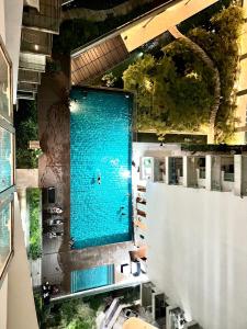 una vista aérea de una piscina en un edificio en Regalia Residence by skypool klcc, en Kuala Lumpur