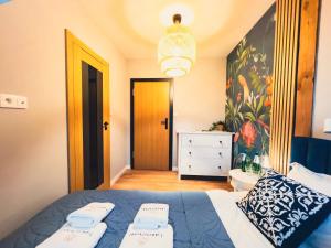 1 dormitorio con 1 cama con 2 toallas en Lubiński Resort, en Stężyca