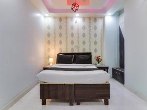 a bedroom with a large bed in a room at OYO Silent Moon Hotel in New Delhi