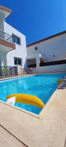 una piscina di fronte a una casa di 3 bedroom Villa in Pyla a Larnaka