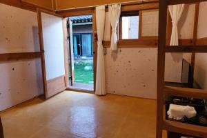 Hanok Gotaek Goeul的厨房或小厨房