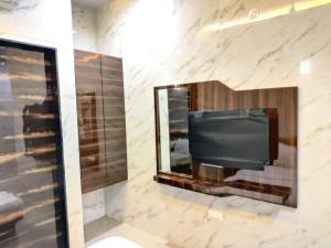 TV a/nebo společenská místnost v ubytování Hotel Comfy Inn + 21 fotografií