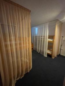 Llit o llits en una habitació de Premium Hostel Marina