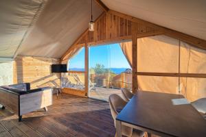 TV a/nebo společenská místnost v ubytování Golden Haven Luxe Glamp Resort