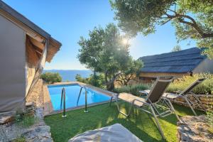 Bazén v ubytování Golden Haven Luxe Glamp Resort nebo v jeho okolí