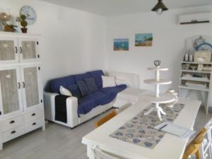 uma sala de estar com um sofá e uma mesa em Marilù Casa Vacanza em San Vito lo Capo