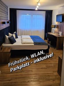 Schlafzimmer mit einem Bett, einem Schreibtisch und einem Fenster in der Unterkunft Hotel am Brauerei-Dreieck in Bamberg