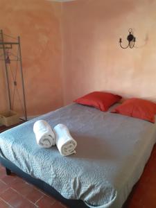 een slaapkamer met een bed met handdoeken erop bij auberge saint roch in Beaumes-de-Venise