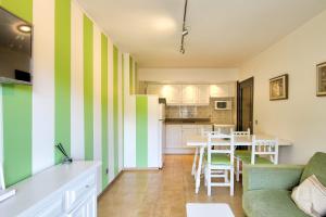 una sala de estar con una pared de rayas verdes y blancas en Beach 16, en L'Estartit