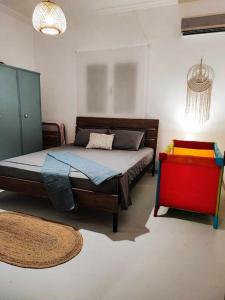 - une chambre avec un grand lit et une commode rouge dans l'établissement ΠΑΝΩ ΣΤΟ ΚΥΜΑ, à Salamine
