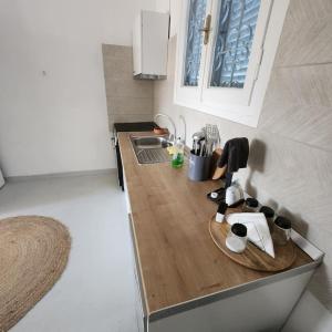 - une cuisine avec un comptoir en bois et un évier dans l'établissement ΠΑΝΩ ΣΤΟ ΚΥΜΑ, à Salamine