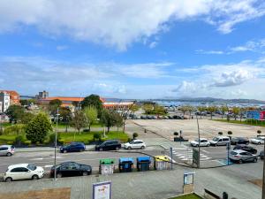 ein Parkplatz mit Autos auf einem Parkplatz in der Unterkunft Casa Ana in O Grove