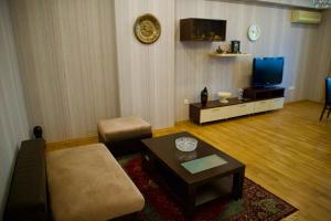 Un televizor și/sau centru de divertisment la Boulevard view spacious apartment in Baku