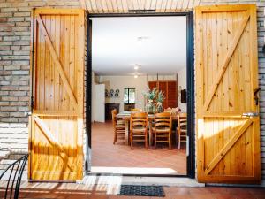 une porte ouverte menant à une salle à manger avec une table dans l'établissement Il Vecchio Frantoio Holiday Cottage, à Torrevecchia Teatina