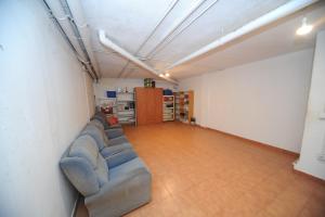 a living room with couches in a room at Adosado Portofino Orangecosta in Benicàssim