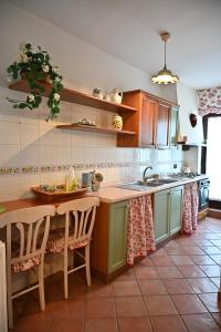 cocina con fregadero y encimera en Villa Irene en Mottola