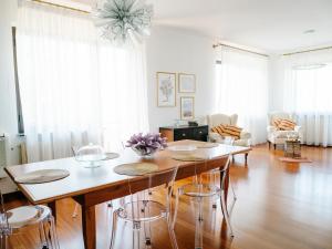 - une salle à manger avec une table et des chaises dans l'établissement Il Vecchio Frantoio Holiday Cottage, à Torrevecchia Teatina