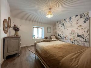 um quarto com uma cama grande e um quadro na parede em Jolie maison pleine de charme em Orry-la-Ville