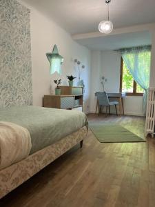um quarto com uma cama e uma sala de jantar com uma mesa em Jolie maison pleine de charme em Orry-la-Ville