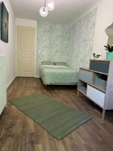 um quarto com 2 camas num quarto com pisos em madeira em Jolie maison pleine de charme em Orry-la-Ville