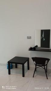 sala de estar con mesa y silla en Tiwi Pearl, en Sur