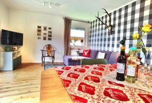 uma sala de estar com uma mesa com duas garrafas de vinho em Melanie - b51465 em Mittenwald