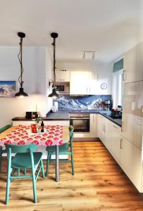 uma cozinha com mesa e cadeiras num quarto em Melanie - b51465 em Mittenwald