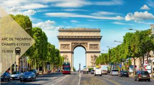 a view of the arc de triomphe with cars parked at Appartement de standing 1 – tour Eiffel/Invalides in Paris