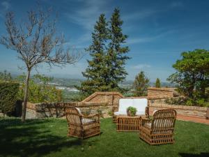 un groupe de chaises assises sur une pelouse dans l'établissement Il Vecchio Frantoio Holiday Cottage, à Torrevecchia Teatina