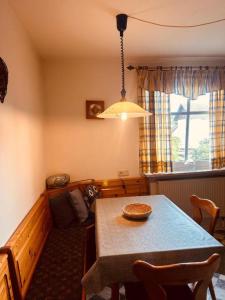 comedor con mesa y ventana en Ferienwohnung Langes, en Freiensteinau