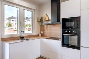 Η κουζίνα ή μικρή κουζίνα στο Apartamento White Tree by Arca Camelia +1 φωτογραφίες