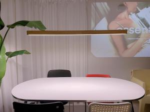 un tavolo bianco con sedie in una stanza con un baldacchino di The Ball House a Daegu