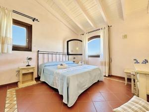 una camera da letto con un letto, un tavolo e una finestra di Residence Con Spiaggia Privata Lettini e Ombrelloni Gratuiti a Porto Cervo