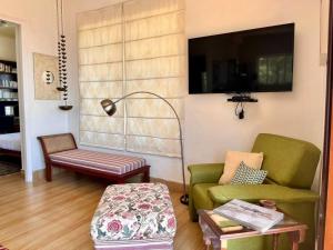 sala de estar con sofá y mesa en The Umri Lansdowne, 4-bedroom homestay, en Lansdowne