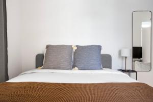 ein Bett mit zwei Kissen darüber in der Unterkunft Experience Luxury in Lisbon: Embrace Central Comfort in Lissabon