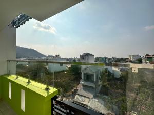 balcón con vistas a la ciudad en Nhà nghỉ Hoàn Long (An Giang), en Chau Doc