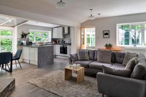 ein Wohnzimmer mit Couch und Küche in der Unterkunft Finest Retreats - Nant Cottage in Llangelynin + 23 Fotos