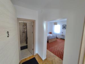 een badkamer met een douche en een slaapkamer met een bed bij FRIENDS House - Central Station in Braşov