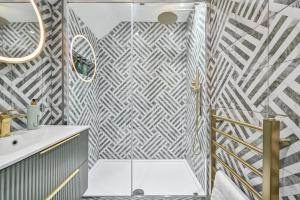 un bagno con doccia e lavandino di 1 Bake Cottage Serenity - Premium Coastal Retreat in Looe, Cornwall a Looe Altre 24 foto