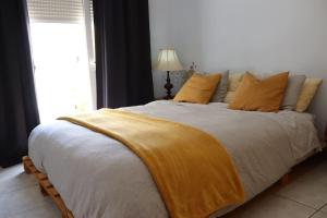 Giường trong phòng chung tại Upper Side Koum-Kapi