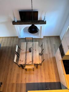 an overhead view of a table and chairs in a room at chez lulu Appartement cosy. in Cozzano