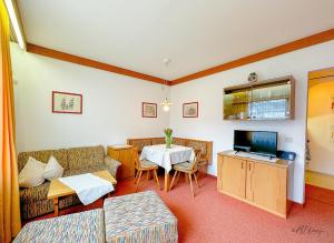 Μια τηλεόραση ή/και κέντρο ψυχαγωγίας στο Landhaus Thöni +8 φωτογραφίες