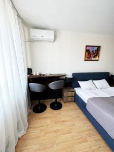 una camera con un letto e una scrivania con due sedie di SIGNEEV'S Villa a Kiev